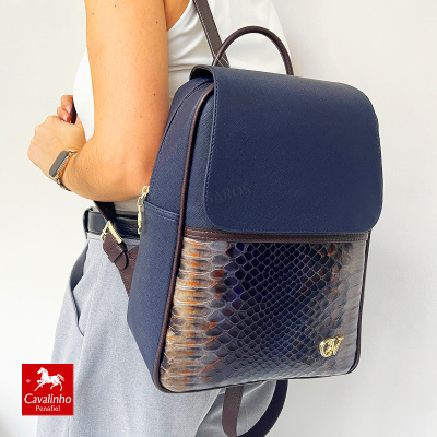 Mochila azul escura com detalhes em pele de cobra castanha e preta