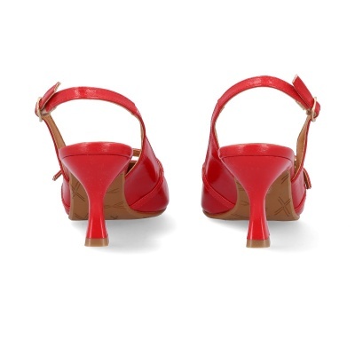 Sapatos vermelhos de salto médio com tira ajustável e fivela dourada vistos de trás