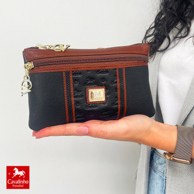 Bolsa de mão preta e castanha com detalhes dourados e logotipo Cavalinho Penafiel