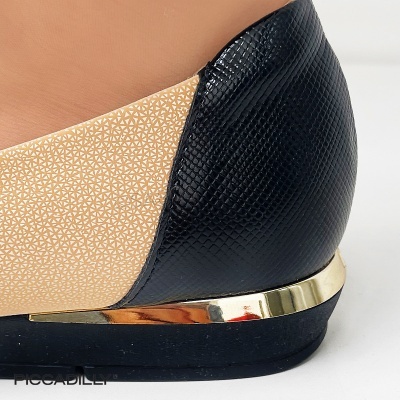 Sapato feminino bege e preto com salto dourado