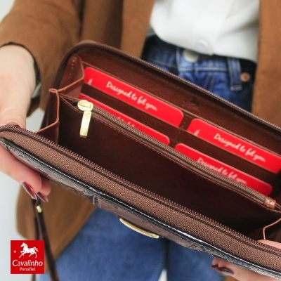 Carteira castanha em pele com interior vermelho e compartimentos para cartões