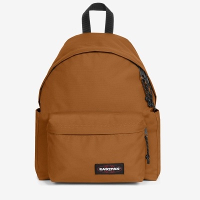 Mochila castanha com etiqueta EASTPAK