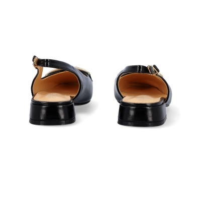 Par de sapatos de senhora pretos de pele com salto baixo e fivela dourada.