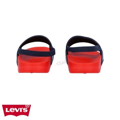 Sandálias Levi's vermelhas e azuis com fundo branco
