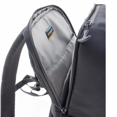 mochila preta aberta mostrando interior cinzento e etiqueta VISMORE