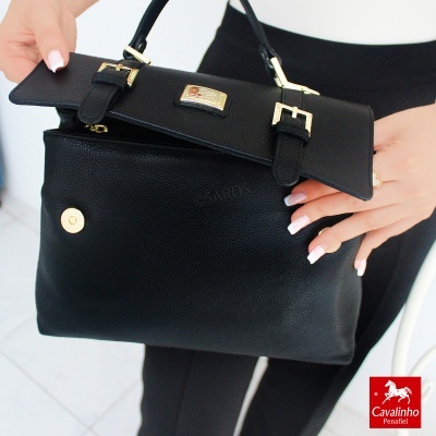 Mala de mão preta em pele com detalhes dourados e logo Cavalinho