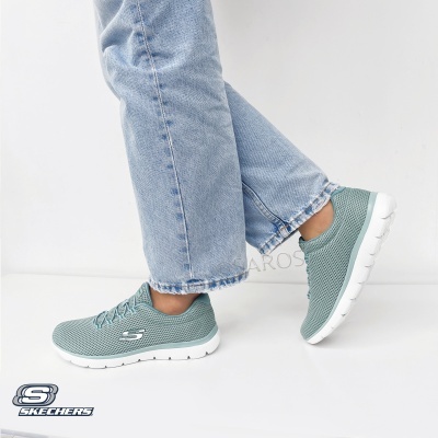 Sapatilhas Skechers malha verde-azulada com sola branca e calças de ganga azul claro