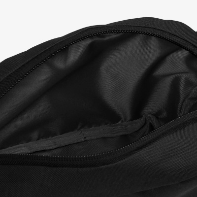 Interior de bolsa preta com fecho e divisória interna