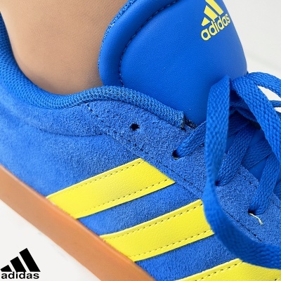 Ténis desportivo Adidas azul e amarelo com sola castanha