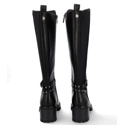 Bota alta preta com fivelas e tachas