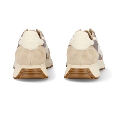 Par de sapatilhas bege e castanhas mostradas de trás com sola castanha.