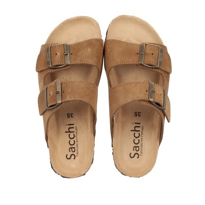Sandálias castanhas Sacchi com duas fivelas em fundo branco