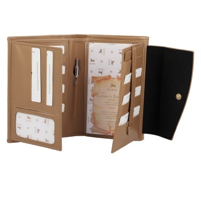 Carteira castanha aberta com múltiplos compartimentos e certificado Cavalinho