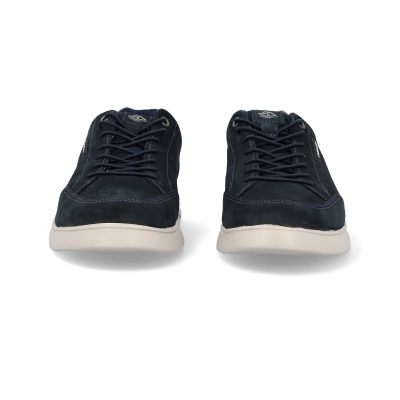 Par de sapatilhas pretas com sola branca e etiquetada