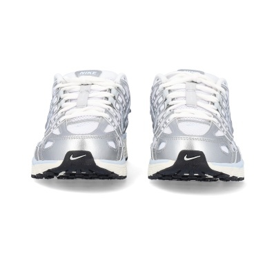 Sapatilhas desportivas Nike cinza e branco vistas de frente