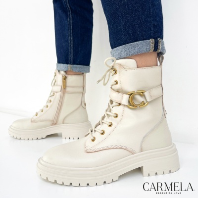 Botas creme com atacadores e detalhe metálico dourado