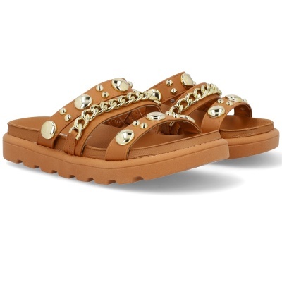 Sandálias castanho claro com rebites e corrente dourada