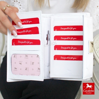 Carteira branca de pele aberta com cartões vermelhos e padrão Cavalinho