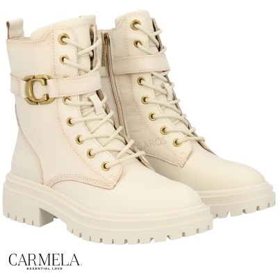 Botas de combate bege claro com cadarços e fivela dourada da marca Carmela