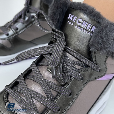 Tênis desportivo preto com detalhes lilás e pelo cinzento escuro