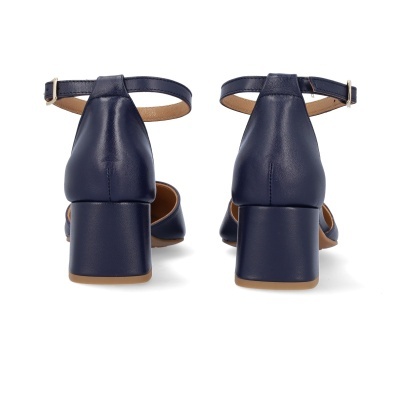 Sandálias de salto quadrado em couro azul escuro vistas por trás