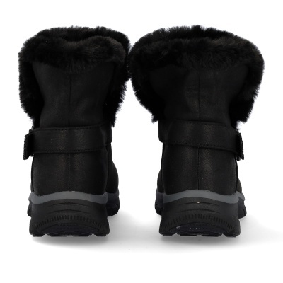 Botas pretas com pelo na parte superior vistas de trás