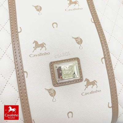 Bolsa bege com padrão Cavalinho e detalhes em couro castanho claro