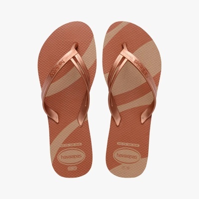 Chinelos Havaianas castanhos com padrão ondulado e tiras gravadas