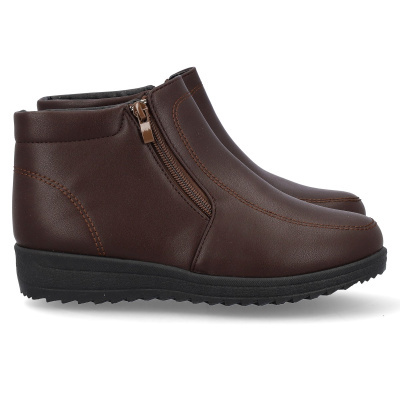 Botas castanhas escuras com fecho lateral e sola preta antiderrapante