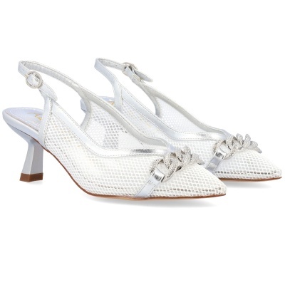 Sapatos de salto alto em malha branca com tira e corrente prateada