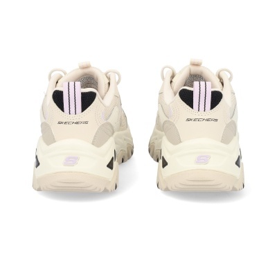 Par de sapatilhas Skechers bege com detalhes em rosa e preto, vista traseira