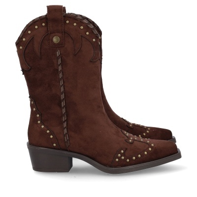 Botas tipo cowboy femininas em camurça castanha com tachas douradas e costuras decorativas