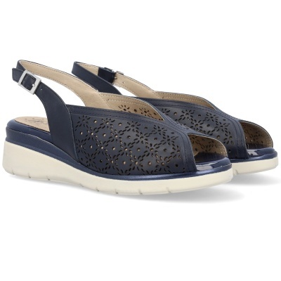 Sandálias azuis com padrão floral perfurado e sola branca