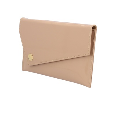 Carteira envelope verniz bege com botão dourado