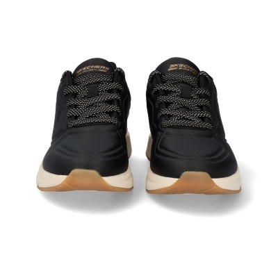 Par de ténis pretos com sola bege e castanha