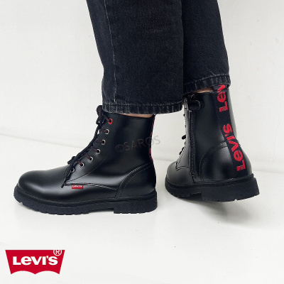 Botas pretas Levis com atacadores e detalhes vermelhos em fundo branco