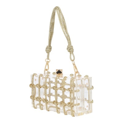 Mala de mão transparente com padrão de correntes douradas e alça dourada