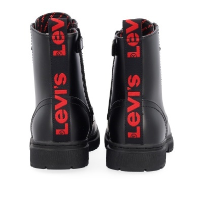 Botas pretas de cano médio com logótipo vermelho Levis no puxador traseiro