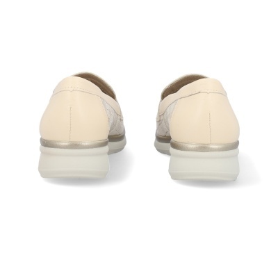 Sapatos femininos mocassin bege vistos de trás