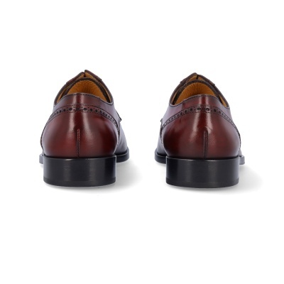 Sapatos masculinos formais castanhos em couro com detalhes perfurados