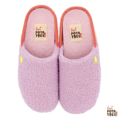 Chinelos de quarto cor de rosa com borda laranja e etiqueta 'hot POTATOES!'