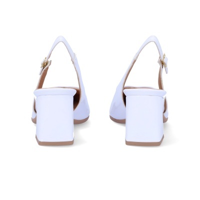 Sapatos de salto alto branco com salto quadrado vistos de trás