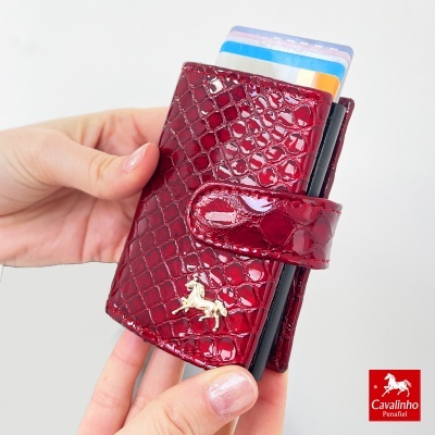 Carteira vermelha texturada com fecho e detalhe metálico de cavalo