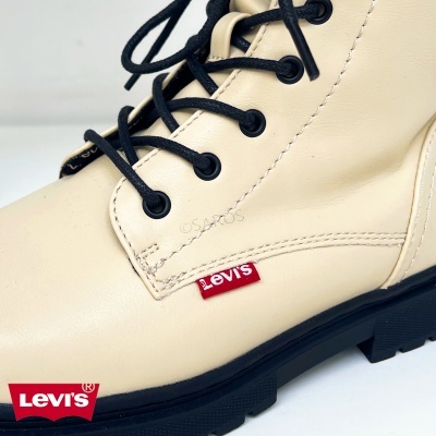 Bota Levi's bege com atacadores pretos e sola preta