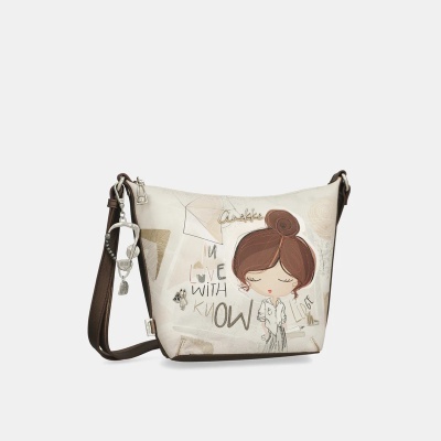 Mala creme com ilustração de rapariga e texto decorativo, alça castanha e pormenores metálicos