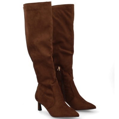Bota feminina castanha de cano alto com salto fino médio e fecho lateral dourado.