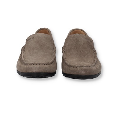 Mocassins taupe em camurça vista frontal