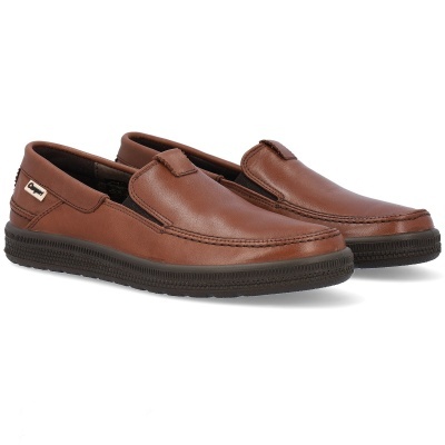Sapatos mocassins castanhos em pele com sola preta