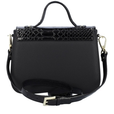 Mala preta com padrão de pele de cobra na aba e alça ajustável