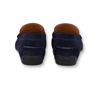 Sapatos mocassins azuis escuros de camurça vistos de trás